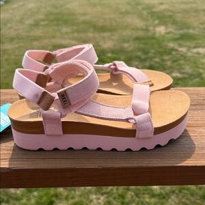 Reef Cushion Rem Hi Lotus Suede Pink Size 8